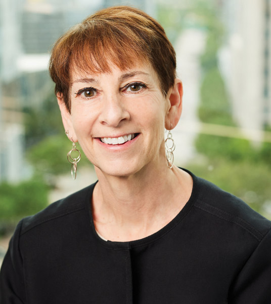 [MISSING IMAGE: ph_loriwittman-4c.jpg]