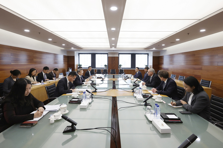 月25日，商务部国际贸易谈判代表兼副部长王受文在京会见书赞桉诺集团全球首席执行官沃尔特·舒勒卡"