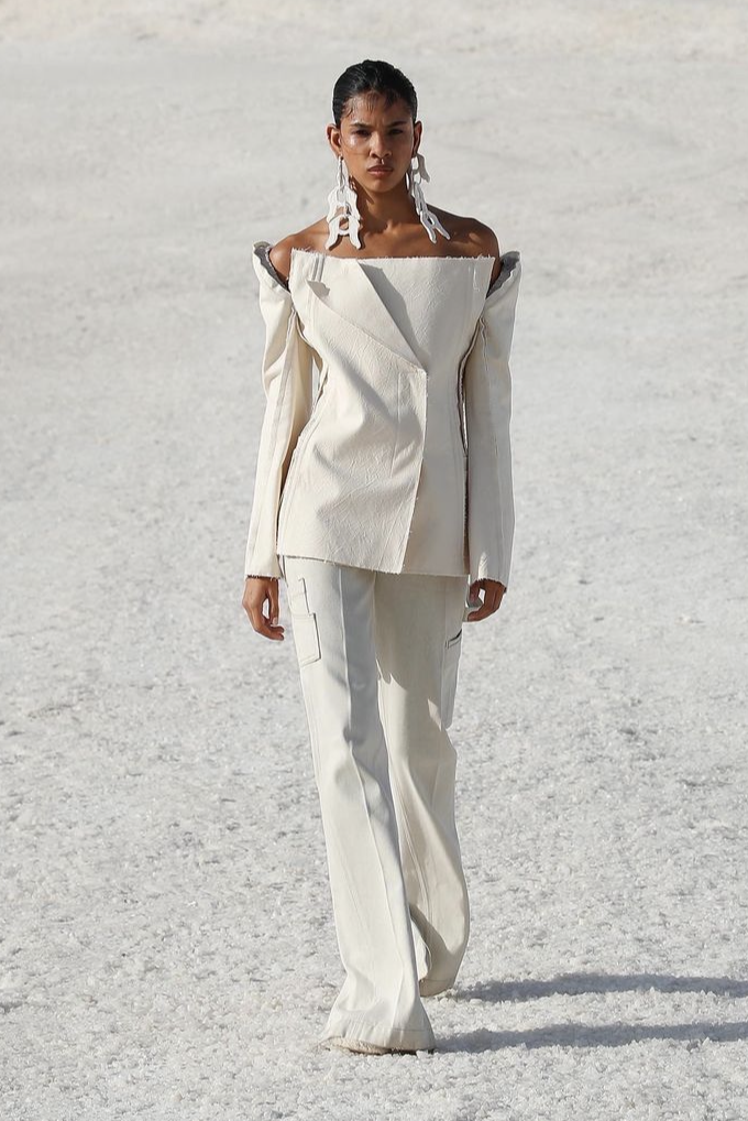 是因为对于simon porte jacquemus来说,时装秀不仅是展示服装的场合