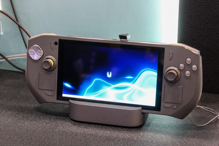 索泰展示zotac zone:搭载锐龙7处理器,比steam掌机更大