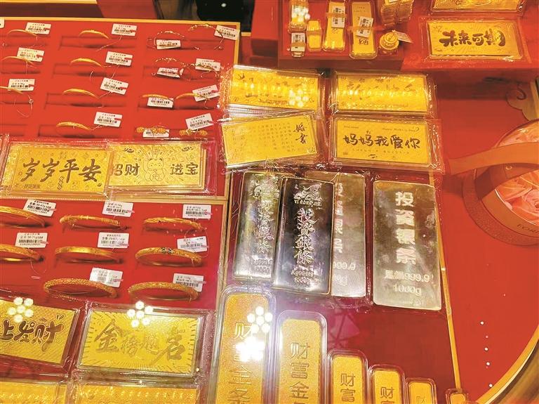 水贝市场白银上演逼空行情，年内涨幅接近翻倍买家弃金抢银商家推车上货