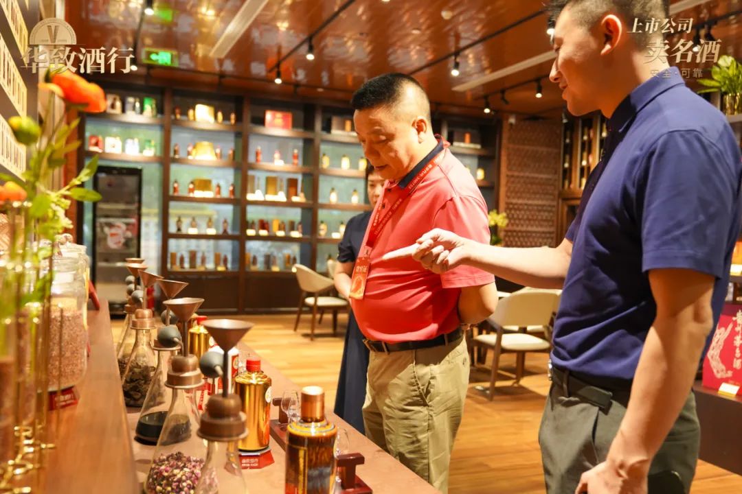 见蜀光,致发展 | 四川意向加盟客户到访华致酒行_同花顺圈子