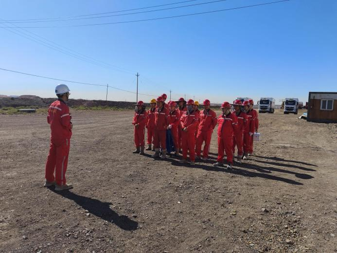 雪峰爆破准东分公司将二矿项目部开展爆破飞石应急演练