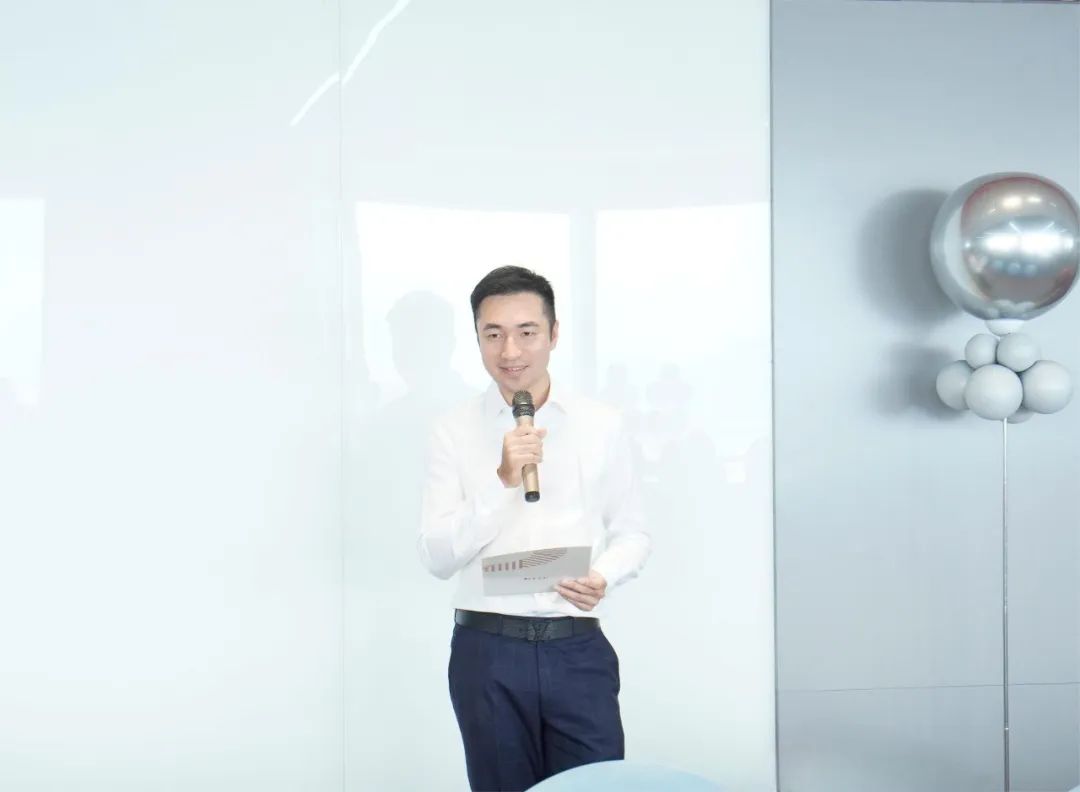 肖奋和深圳亿兰科电气有限公司董事长何少强作为客户及供应商代表上台