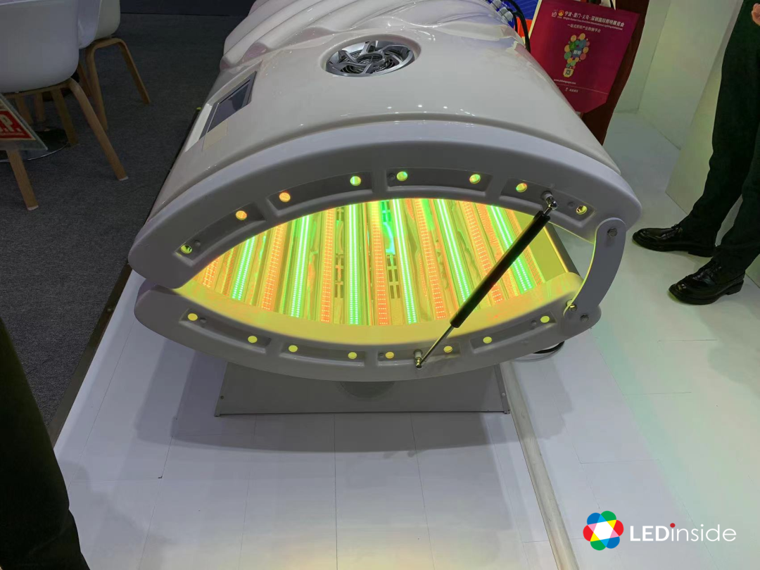 其中,1040nm能量峰值可穿透真皮中深层,深层护理能量效率达95.