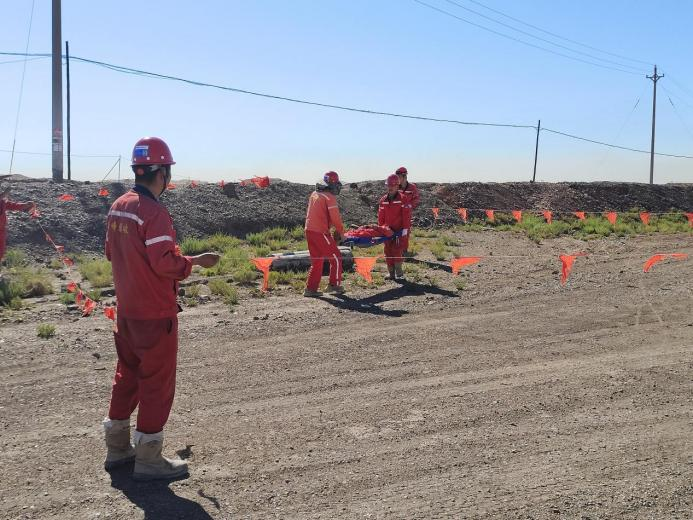雪峰爆破准东分公司将二矿项目部开展爆破飞石应急演练