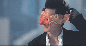 吴彦祖又戴上了面具 网友:阿祖收手吧 外面全是成龙