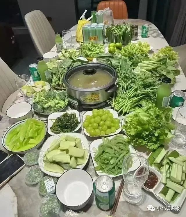 一桌子绿菜搞笑图片图片